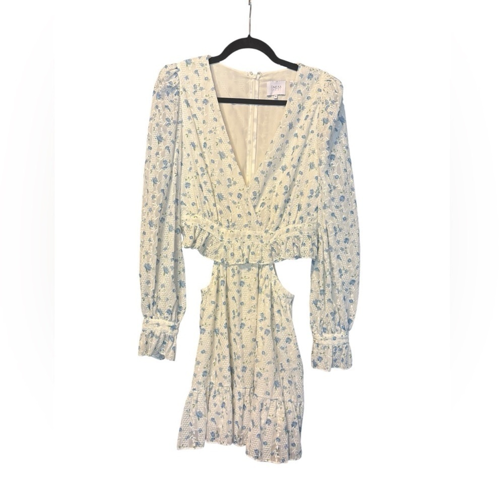 One 33 Social Floral Mini Dress Cut Out Long Sleeve White Blue Long Sleeve 8 - Picture 2 of 6